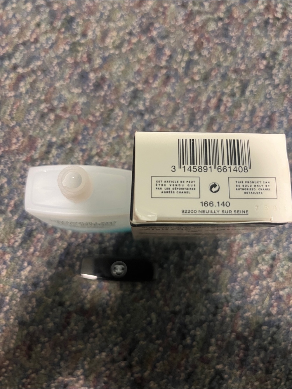 CHANEL Démaquillant Yeux Intense Eye Makeup Remover - Light Blue & Black - Picture 3 of 3